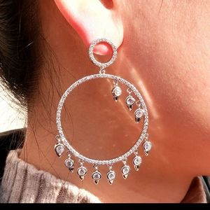 Diamond hoop with drop diamonds